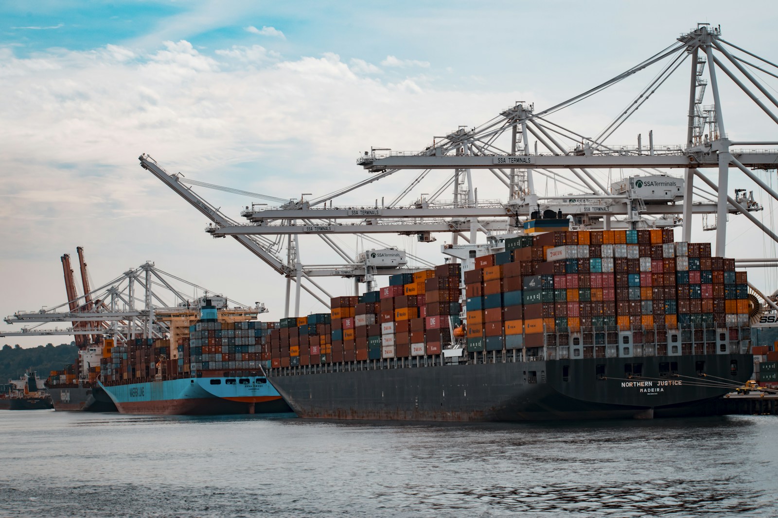 Puerto internacional con contenedores de carga — importación directa